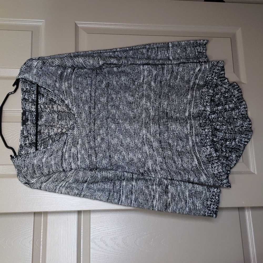 FORA V-neck long sleeve cool back sweater size medium